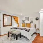 New2/2 Garden Apartment Historic